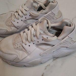 Nike hurraches size 5.5 big boy.